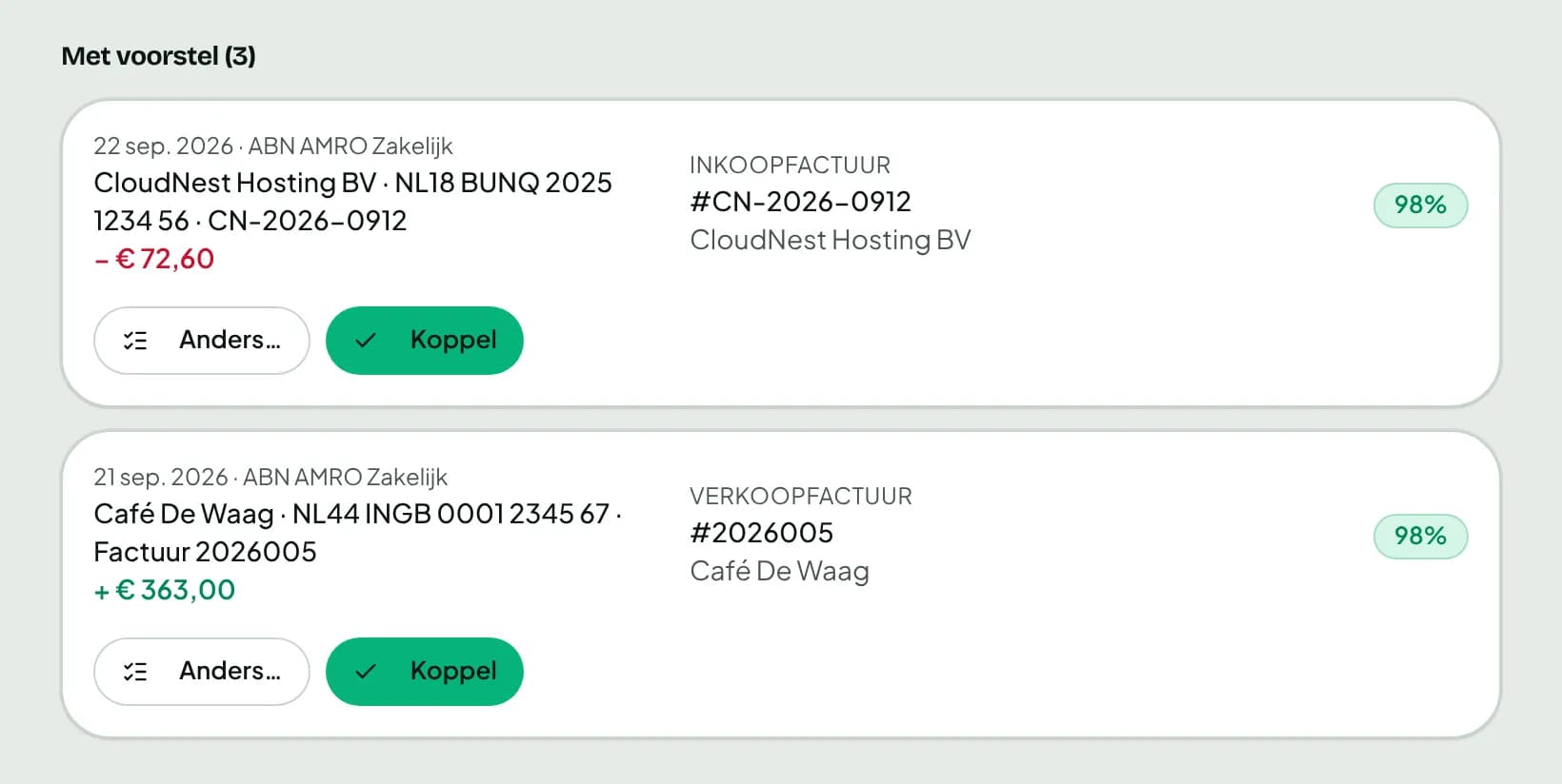 Bank afletteren: bij een afschrijving van € 72,60 en een bijschrijving van € 363,00 stelt Bizzcounter de bijbehorende factuur voor, met de knop Koppel.