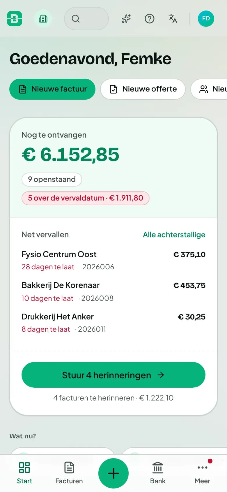 Bizzcounter op een telefoon: nog te ontvangen € 6.152,85, de facturen die te laat zijn en een knop om herinneringen te sturen.